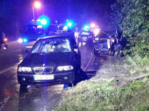 U Břuchotína se střetla dvě osobní auta, hasiči museli vyprošťovat zraněnou osobu zpod auta