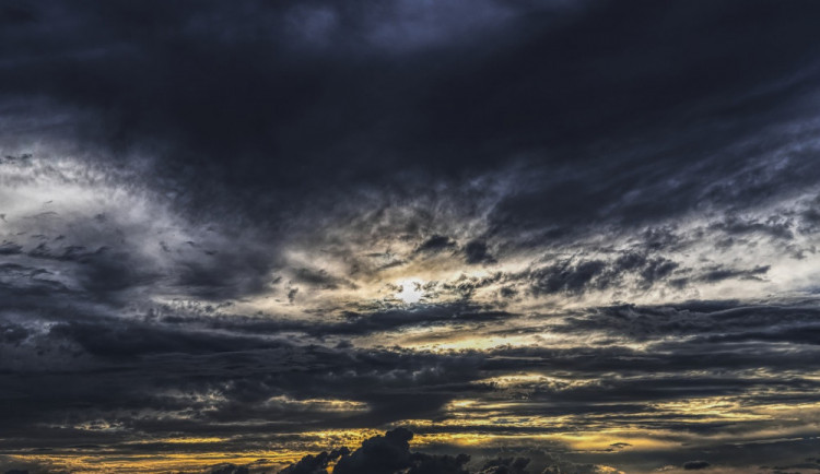 POČASÍ NA PONDĚLÍ: Začátek týdne bude ve znamení zatažené oblohy a deště