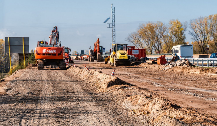 Zloděj kradl na staveništi dálnice D1. Z náklaďáku sebral dvě autobaterie
