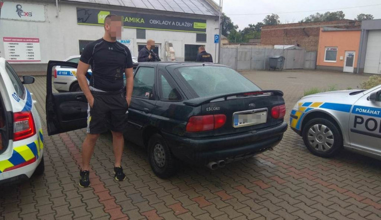 Za volantem ukradeného auta seděl opilý řidič. Strážníci ho obklíčili na parkovišti u obchodu