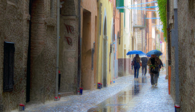 POČASÍ NA ÚTERÝ: Ráno bude mrholit, přes den nás čeká oblačná obloha a déšť