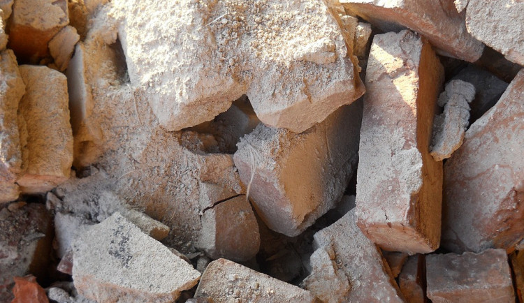 Zloděj se na stavbu proboural přes nově postavenou zeď, šel najisto