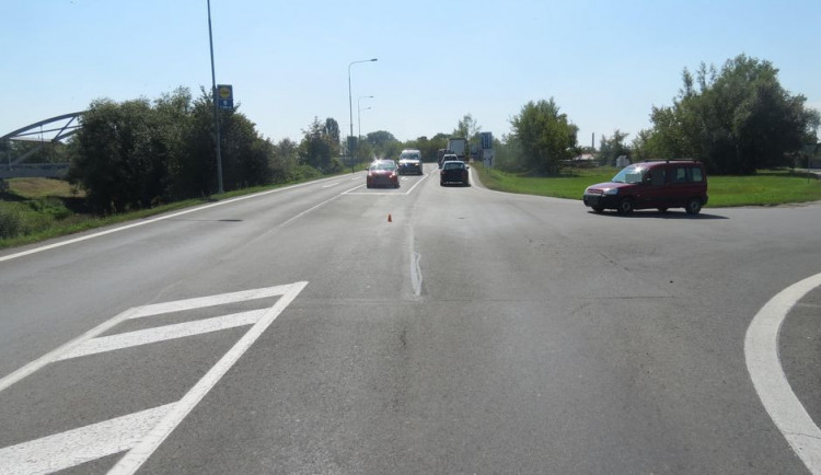 Policie rozplétá příčiny nehody cyklisty a seniora za volantem auta u černovírského mostu