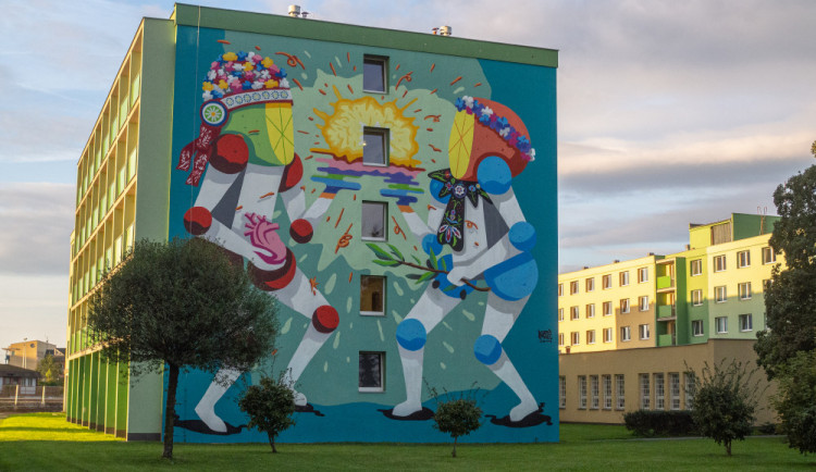 FOTO: V areálu vysokoškolských kolejí vznikly v rámci Street Art Festivalu dva sedmnáctimetrové muraly