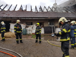 VIDEO: Hasiči likvidovali požár hospodářské budovy v Třebčíně