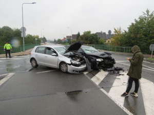 Řidička na křižovatce nedala přednost v jízdě a nabourala do projíždějícího auta