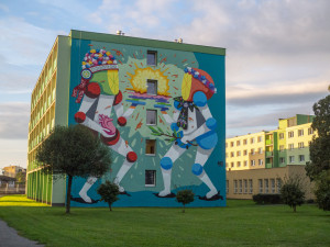 FOTO: V areálu vysokoškolských kolejí vznikly v rámci Street Art Festivalu dva sedmnáctimetrové muraly