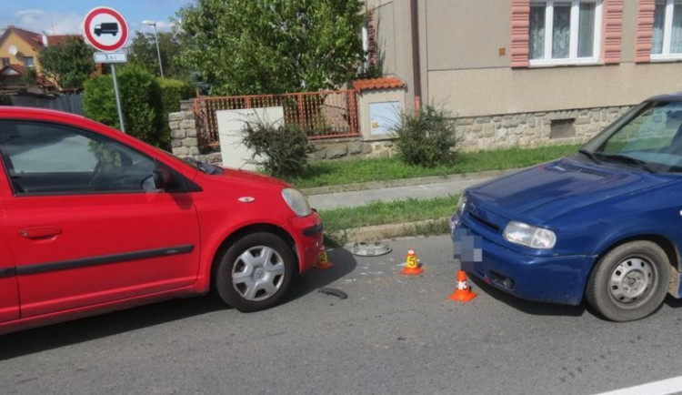 Na jižní se srazila tři auta. Osmnáctiletá řidička zezadu vytlačila svým autem vozidlo před ní do protisměru