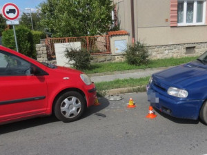 Na jižní se srazila tři auta. Osmnáctiletá řidička zezadu vytlačila svým autem vozidlo před ní do protisměru