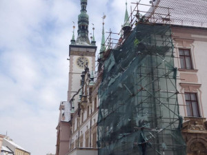 Opilý muž a žena vylezli na lešení u olomoucké radnice. Skončili na záchytce