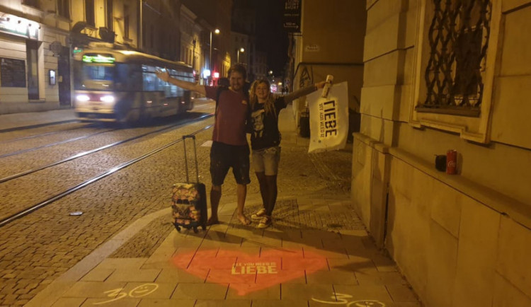 Po Olomouci se na chodnících objevila velká srdce.  Chtěli jsme do světa vypustit trochu lásky, říká Petr Bouška