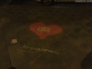 Na náměstí Republiky a v ulici 1. máje se na chodnících objevila srdce. Sprejer uvedl, že jde o smazatelnou barvu