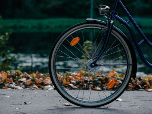 V ulici Pavelkova srazil řidič náklaďáku seniora, který jel na kole