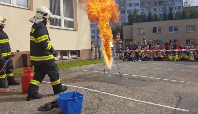 FOTO/VIDEO: Hasiče v kraji v pátek navštívily na stanicích tisíce dětí a rodičů