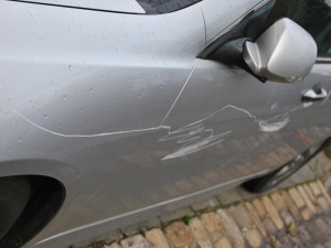Vandal na Nové Ulici poškodil ostrým předmětem lak auta, vznikla škoda za několik tisíc korun