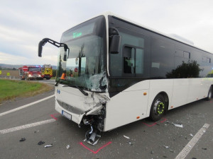 Senior vjel do křižovatky v době, kdy projížděl autobus. Řidič auta byl po srážce zaklíněn s vážným zraněním