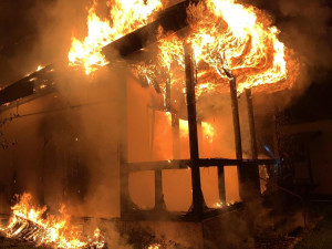 VIDEO: Hasiči zasahovali u požáru dřevěné chatky na Olomoucku