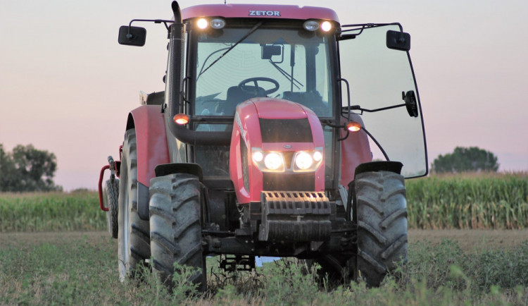 Zloděj ukradl traktor z lesní cesty. Majiteli způsobil škodu za téměř půl milionu