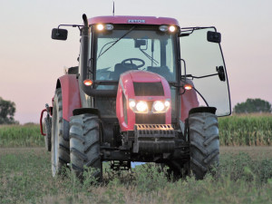 Zloděj ukradl traktor z lesní cesty. Majiteli způsobil škodu za téměř půl milionu