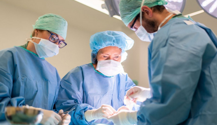 V olomoucké nemocnici se na ortopedické klinice testuje nový zákrokový sál