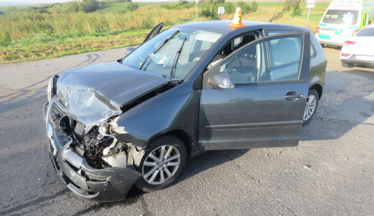 Seniorka vjela do křižovatky ve chvíli, kdy po hlavní silnici jelo auto. Došlo ke srážce a obě řidičky skončily v nemocnici