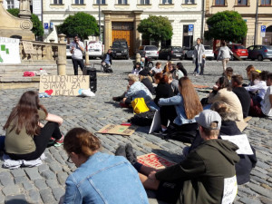 AKTUÁLNĚ: V Olomouci probíhá stávka za klima. Na Dolním náměstí stávkují nejen studenti
