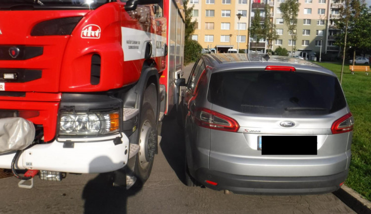 FOTO/VIDEO: Hasiči v Olomouckém kraji kontrolovali průjezdnost silnic. Narazili na auta zaparkovaná v zatáčkách i u žlutého značení