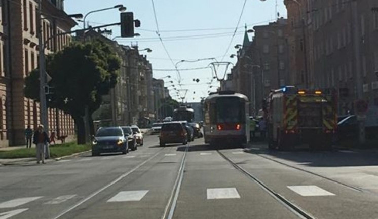 Na kolejích na Masarykově třídě se dnes ráno srazila dvě auta. Provoz tam byl pozastaven