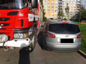 FOTO/VIDEO: Hasiči v Olomouckém kraji kontrolovali průjezdnost silnic. Narazili na auta zaparkovaná v zatáčkách i u žlutého značení