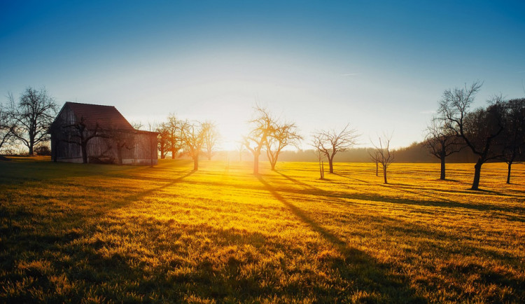 POČASÍ NA NEDĚLI: Teploty okolo 21 stupňů a jasná obloha, taková bude neděle