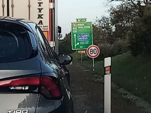 Na dálnici D35 dnes večer došlo ke srážce osobního auta s motorkářem