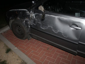 Opilá řidička nabourala do betonového sloupu, ale v jízdě pokračovala dál. Za pár set metrů jí však došlo palivo