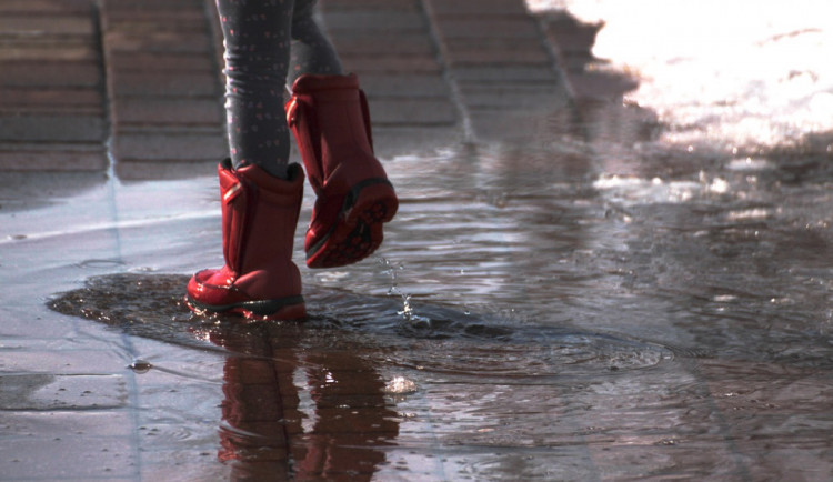 POČASÍ NA ČTVRTEK: V noci teplota klesne k 7 stupňům, zaprší a povane mírný vítr