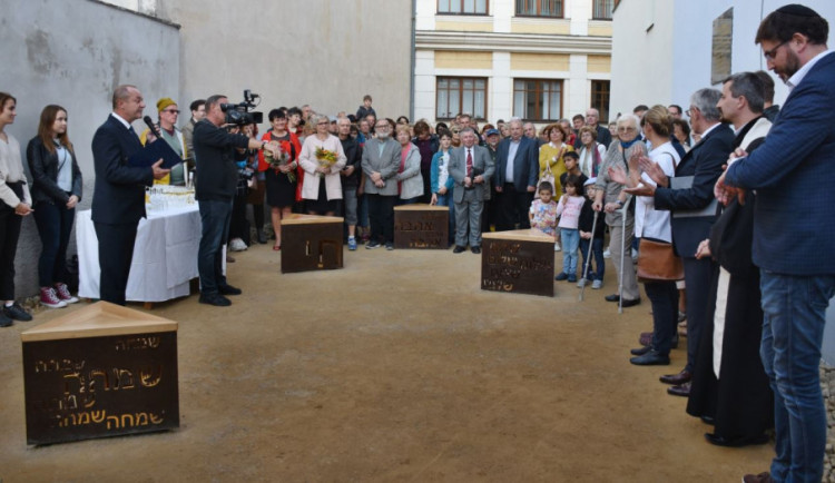 V Hranicích byla otevřena opravená proluka u synagogy. Plastika odkazuje na historii židovské komunity