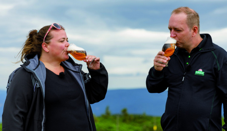 Herečka Lucie Polišenská si vyšlápla na Keprník. Na jeho vrcholu ochutnala stejnojmenný ležák