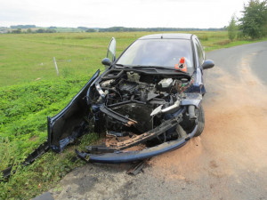 Mladý řidič jel rychle a v ostré zatáčce dostal smyk. Jeho jízdu ukončil až náraz do zábradlí