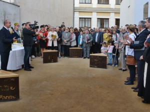 V Hranicích byla otevřena opravená proluka u synagogy. Plastika odkazuje na historii židovské komunity