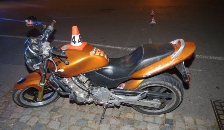 Opilý muž havaroval na motorce, na kterou neměl řidičák. Navíc byla opatřena poznávací značkou jiného vozidla