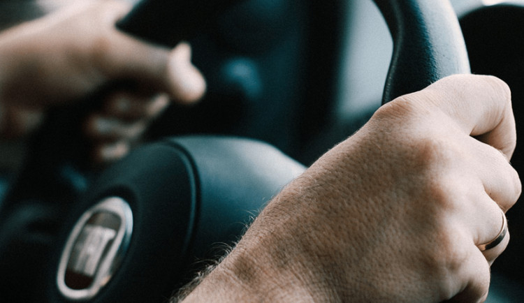 Policie odhalila za volantem zfetovaného řidiče se zákazem řízení, hrozí mu až tři léta za mřížemi