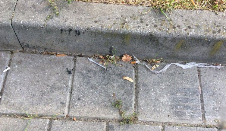 V pondělí v Zikově ulici, v úterý u Hoteláku. Strážníci vyjíždějí uklízet pohozené použité stříkačky