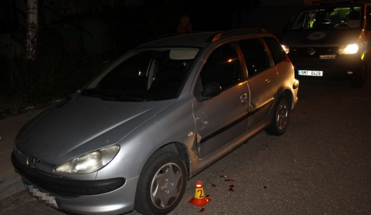 Opilá řidička nabourala do zaparkovaného auta v ulici Schweitzerova a ujela
