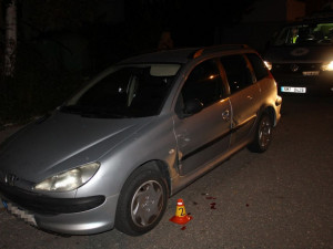 Opilá řidička nabourala do zaparkovaného auta v ulici Schweitzerova a ujela