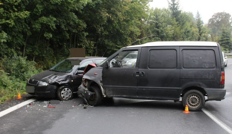 Řidička pod vlivem marihuany dostala smyk, přejela do protisměru a nabourala do škodovky