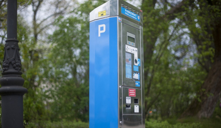 Od října budou muset řidiči používat parkovací hodiny na parkovišti před nemocnicí v Prostějově