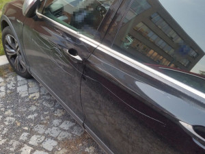Vandal poškrábal lak zaparkovanému autu v ulici I. P. Pavlova. K podobnému incidentu došlo i ve Šternberku