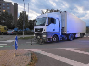 Cyklistku přejel kamion. Žena skončila s velmi vážným zraněním v olomoucké nemocnici