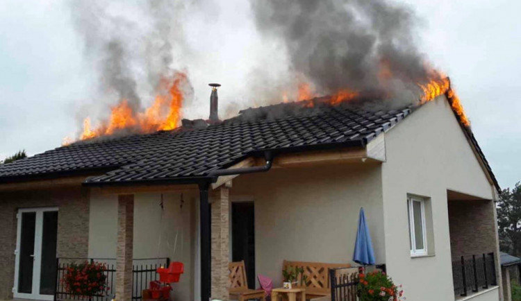 AKTUÁLNĚ: Čtyři jednotky hasičů zasahují u požáru rodinného domu. Škoda přesáhla tři miliony