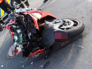 V křižovatce se srazilo osobní auto s motorkářem. Oba řidiči skončili v péči zdravotníků