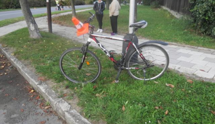 Cyklista při odbočování narazil do auta a zranil se. Byl opilý