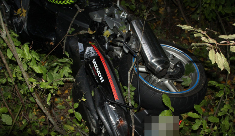 Na Olomoucku zemřel motorkář. Svým zraněním po nárazu do stromu podlehl